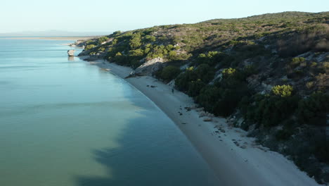 Tranquila-Vista-Al-Mar-Y-Exuberante-Paisaje-Verde-En-El-Parque-Nacional-De-La-Costa-Oeste,-Sudáfrica---Toma-Aérea