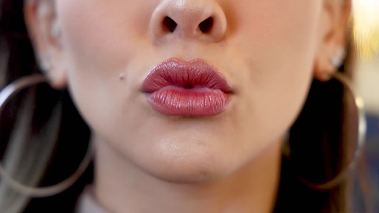 una mujer joven sonríe y habla