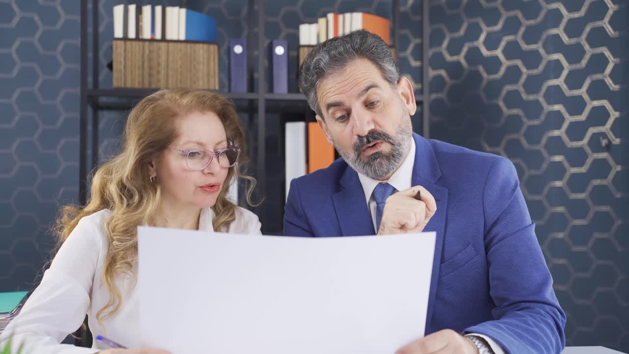 사무실 직원들이 같은 프로젝트에서 브레인스토밍을 하고 있습니다.