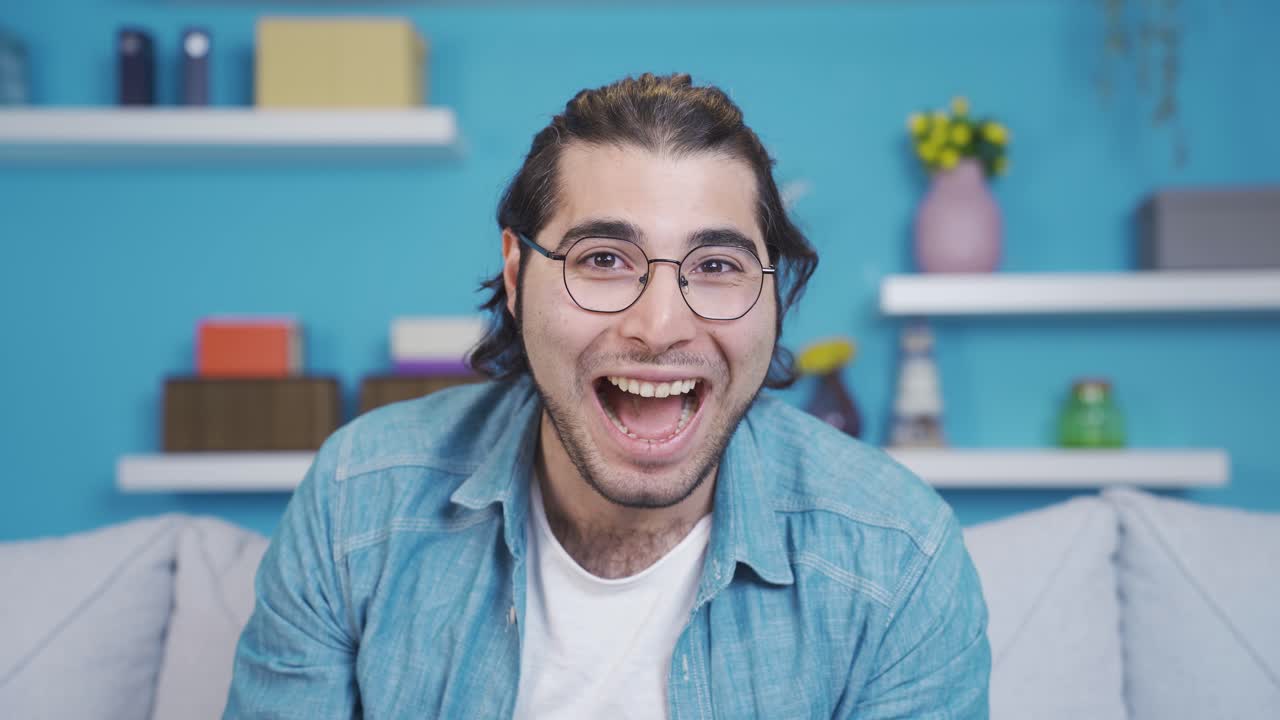 uomo divertente che applaude volentieri.