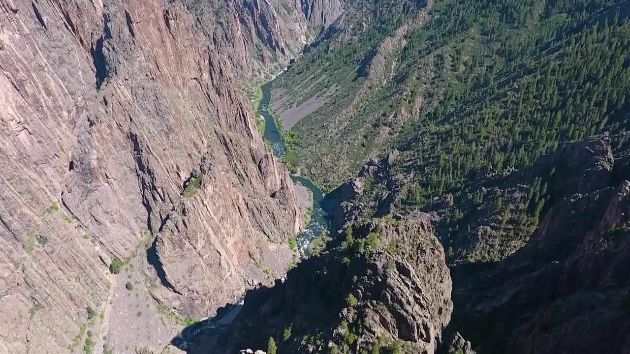 un vuelo de un dron disparado hacia el cañón negro, un desfiladero extremo, de paredes escarpadas, que contiene enormes agujas de roca, talladas por el río gunnison, en el parque nacional de gunnisons, en el oeste de colorado