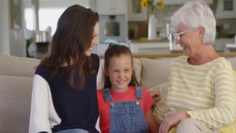 la familia pasa tiempo juntos en casa
