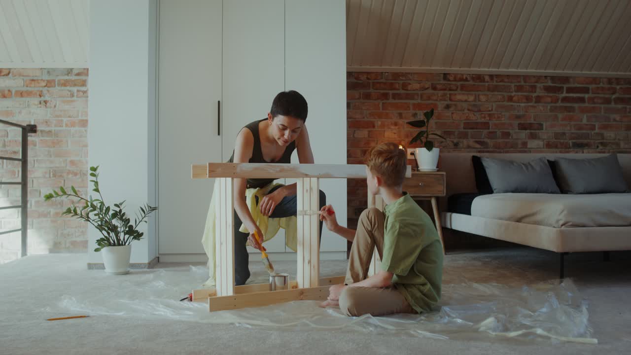 madre e hijo pintando muebles juntos