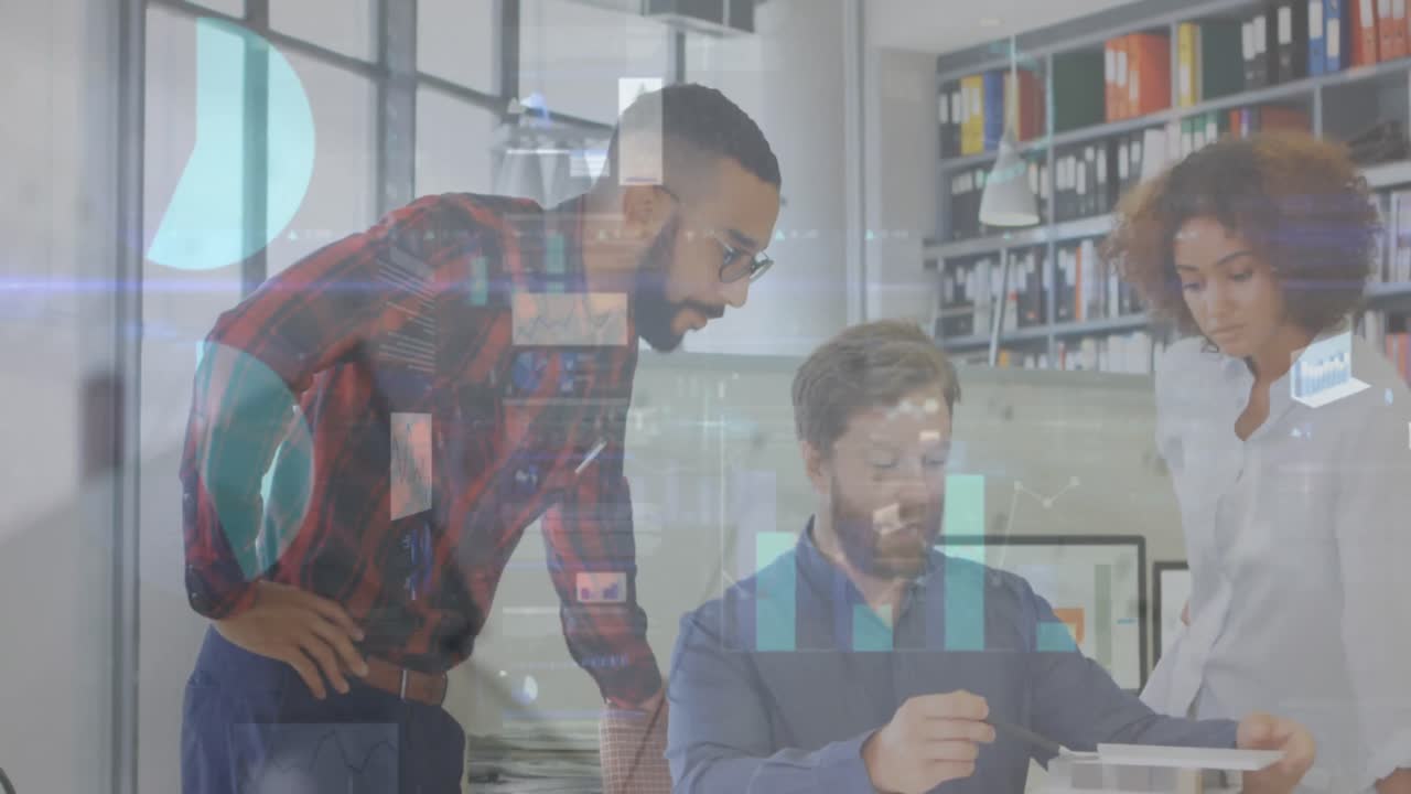 animación del procesamiento de estadísticas sobre gente de negocios hablando en la oficina