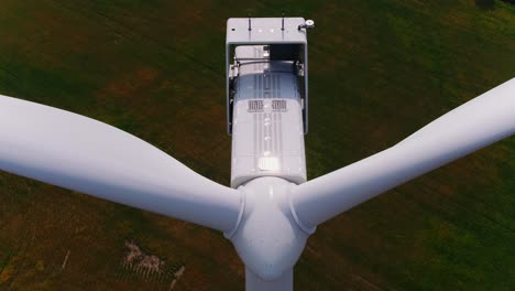 turbina eólica ascendente sobre la cabeza con vistas inclinadas hacia abajo