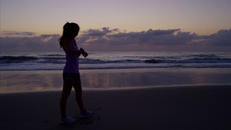 mujer china entrenando en ropa atlética al amanecer