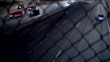 Blick-Auf-Den-Nächtlichen-Verkehr-Auf-Der-Autobahn-In-Denver,-Colorado