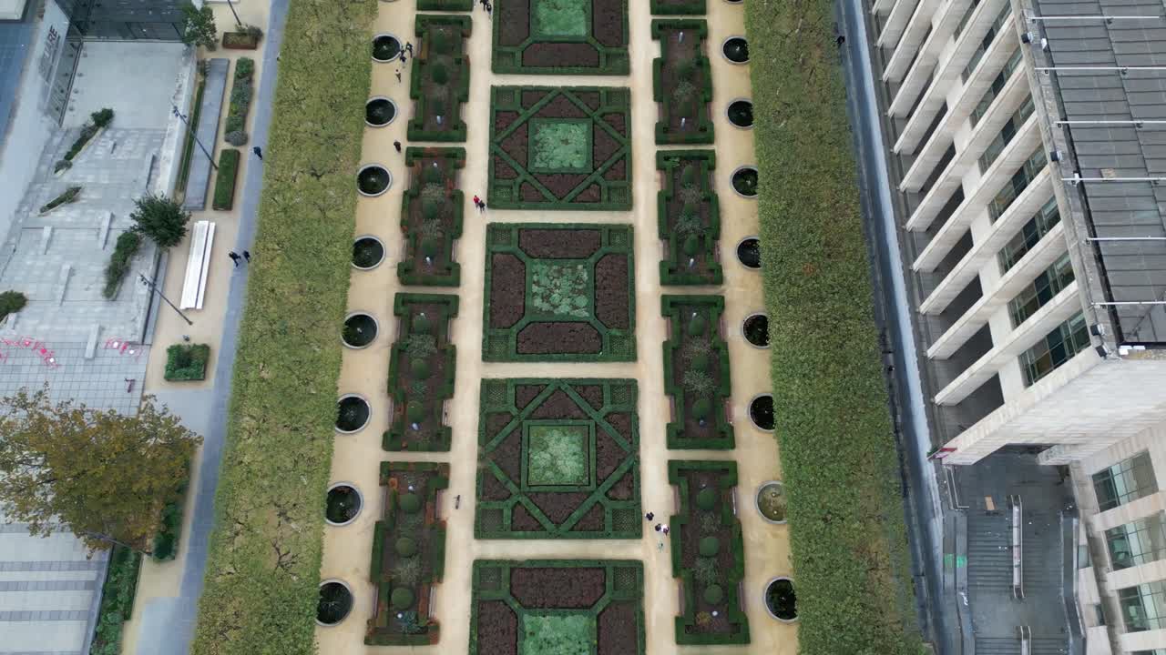 브뤼셀 공중 드론 샷의 동상 옆에 사각형 모양의 덤불이 있는 정원