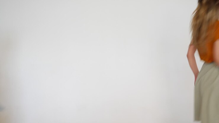 due donne in abiti alla moda