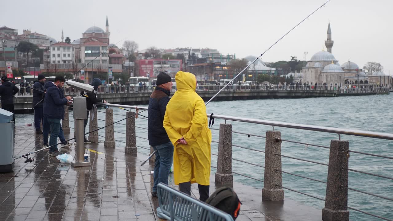 la pesca en estambul en un día de lluvia