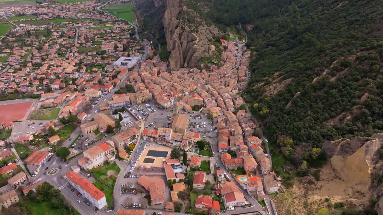 Vista aerea della tranquilla Les Mées, un villaggio nella Francia sud-orientale