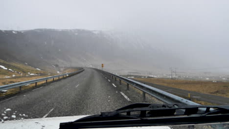 Malerischer-Schnee-Auf-Leerer-Straße-In-Island-Zeitlupe