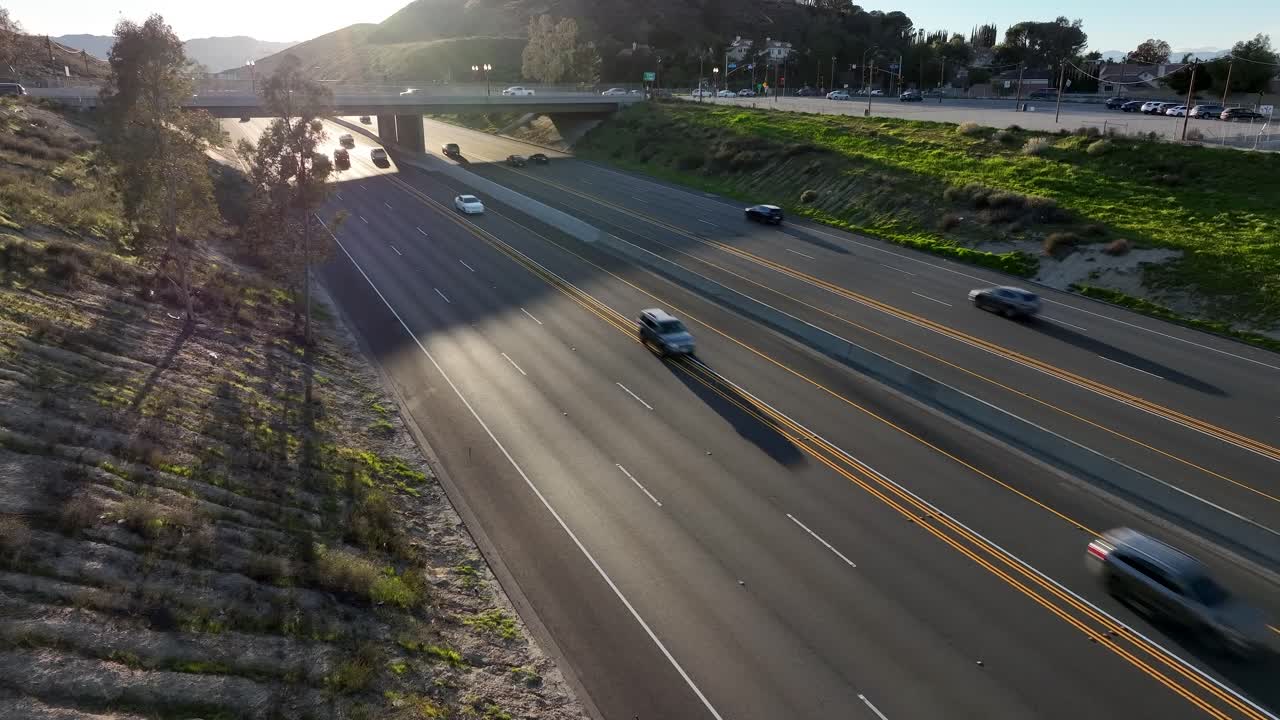 tráfico en la autopista i-5, autopista interestatal americana en el barrio de santa clarita de los angeles ca usa