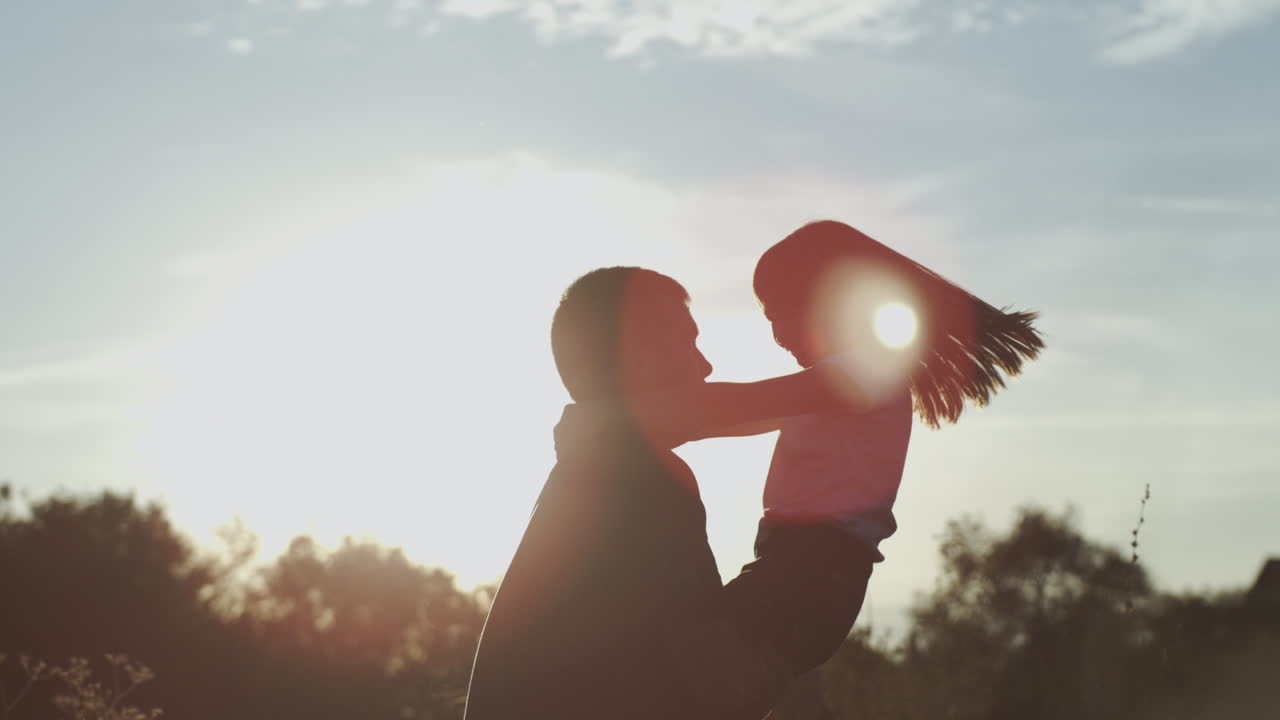 해가 지는 동안 아버지와 딸