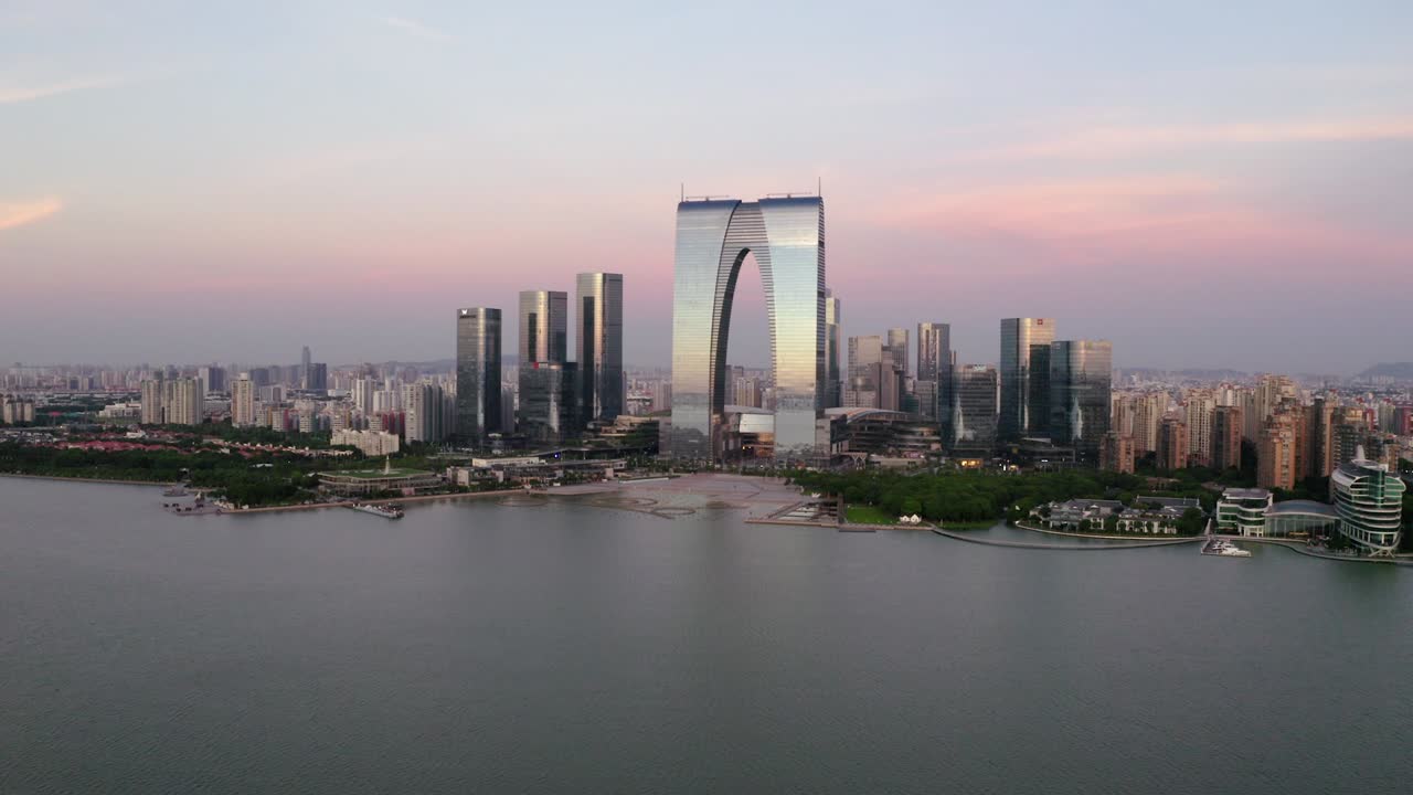 edificios de cbd junto al lago en suzhou, china por la mañana.