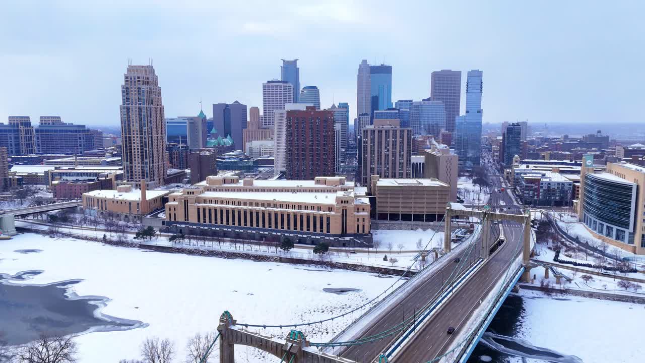 Hennepin Avenue Köprüsü ve Kışın Minneapolis Postanesi ile Şehir Merkezi Silüetinin Havadan Görünümü