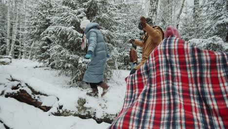 amigos disfrutando del invierno caminando por el bosque.