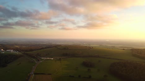 Toma-Aérea-Sobre-El-Sendero-Para-Caminar-South-Downs-Way-En-Inglaterra-Al-Atardecer