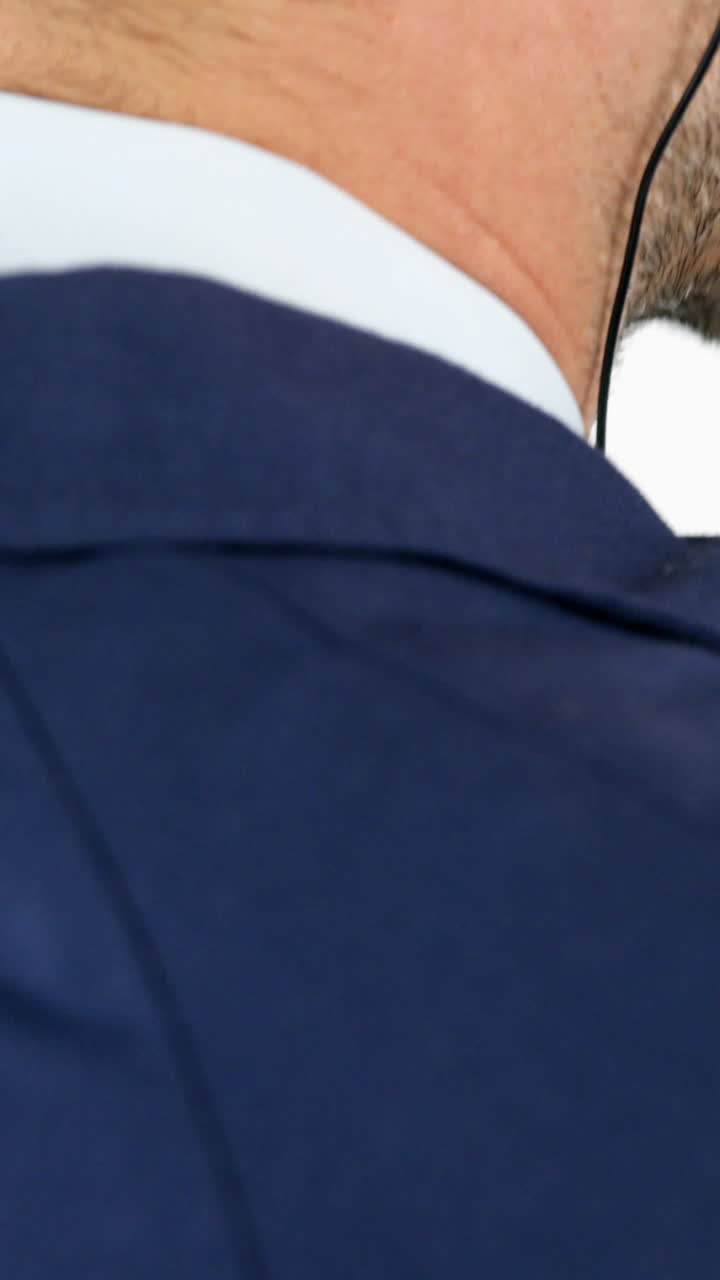 el guardia de seguridad hablando por walkie talkie.