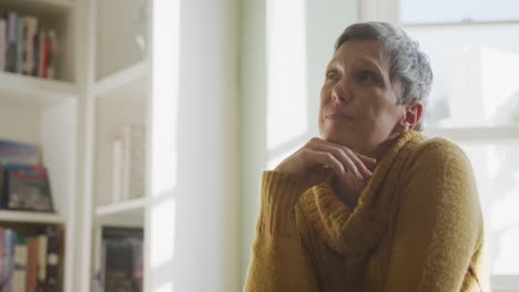 mujer mayor sola en casa