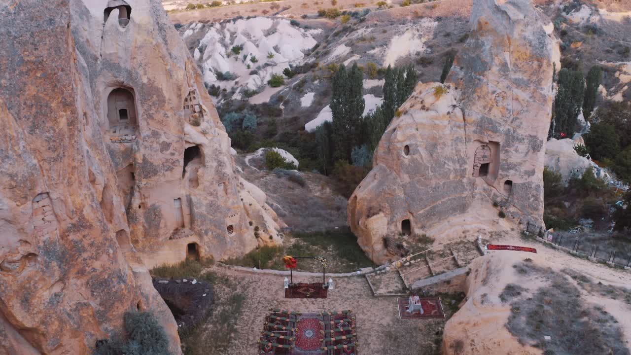 Drone vola tra due cime vulcaniche e grotte rivelando lo spettacolare paesaggio della Cappadocia, Uchisar, vicino a Goreme, Turchia.