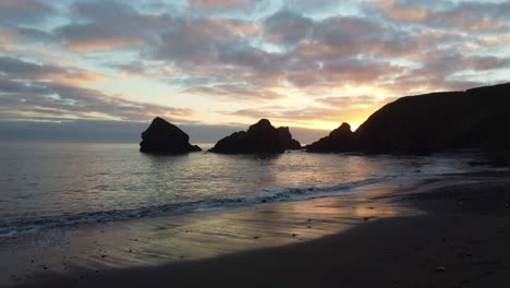 Statische-Letzte-Strahlen-Des-Sonnenuntergangs-Auf-Meeresstapeln-Und-Strand,-Goldene-Stunde-An-Der-Kupferküste-Von-Waterford,-Irland