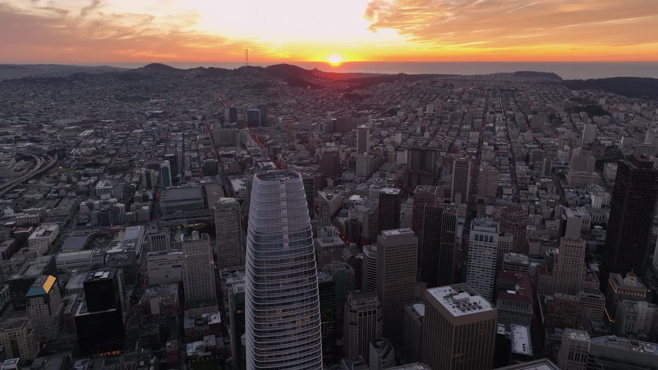 un cielo brillante y naranja al atardecer sobre el extenso paisaje urbano de san francisco, california