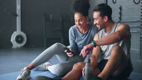 gimnasio, selfie y pareja activa tomando un descanso