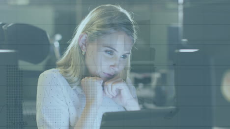 animación del procesamiento de datos estadísticos sobre una mujer caucásica pensativa que mira la pantalla de la computadora