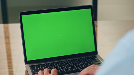 hombre de negocios usando chroma key laptop mesa de primer plano. jefe desconocido buscando computadora