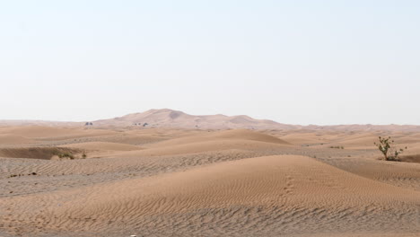 Sandige-Wüstenlandschaft-Mit-Entfernter-Sanddüne,-Sonnig