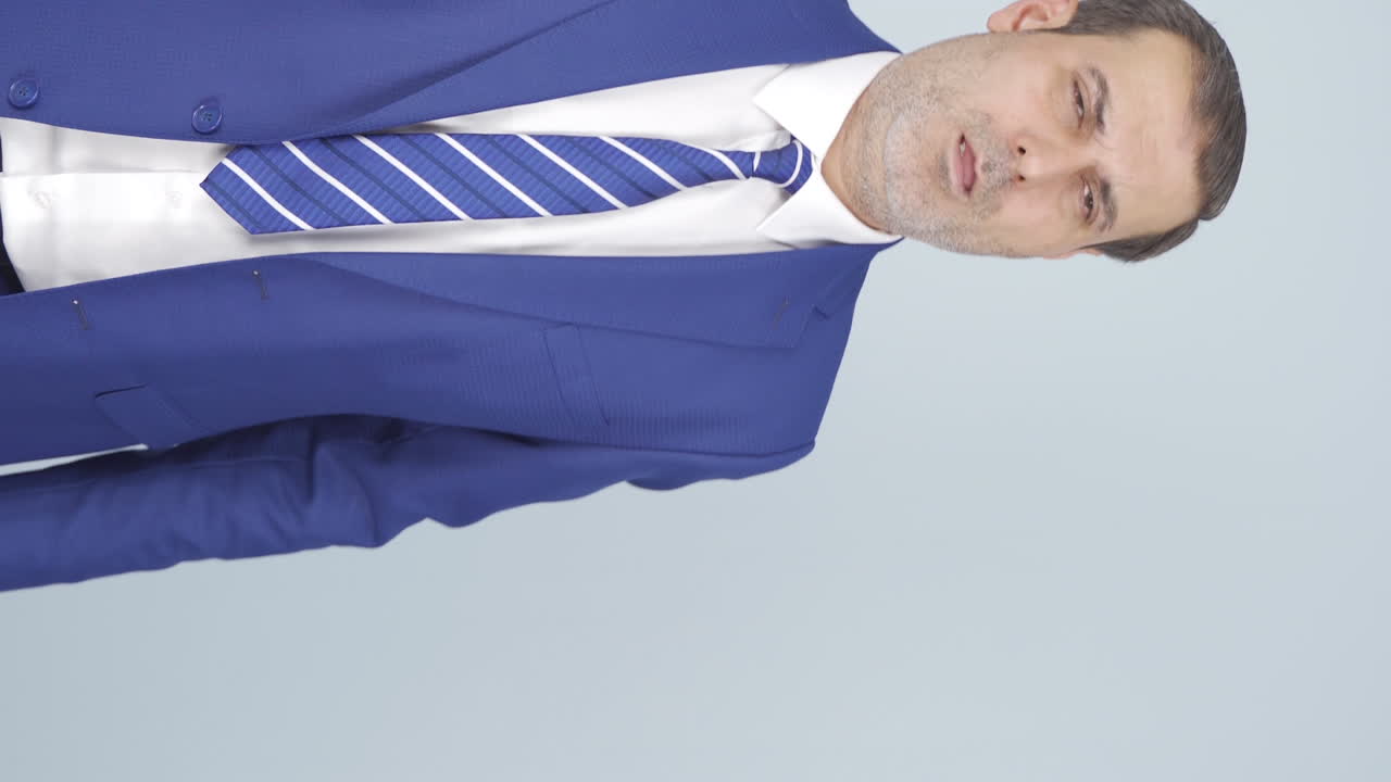 vídeo vertical del hombre de negocios cansado.