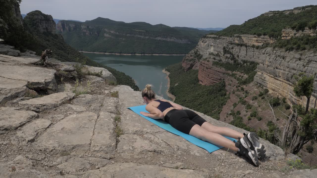 호수 옆에서 턱걸이를 하고 있는 소녀