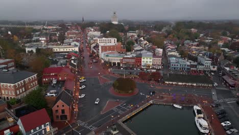 toma aérea del centro histórico de annapolis, maryland, por la noche