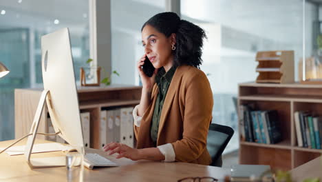 Mujer-En-La-Oficina-Con-Computadora