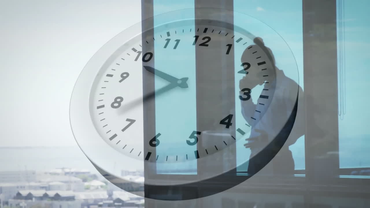 animación de un reloj con agujas que se mueven rápidamente sobre un hombre de negocios caucásico hablando en su teléfono inteligente