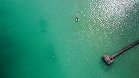 Luftaufnahme-Einer-Hobie-Katze,-Die-In-Der-Bacalar-Lagune-Segelt