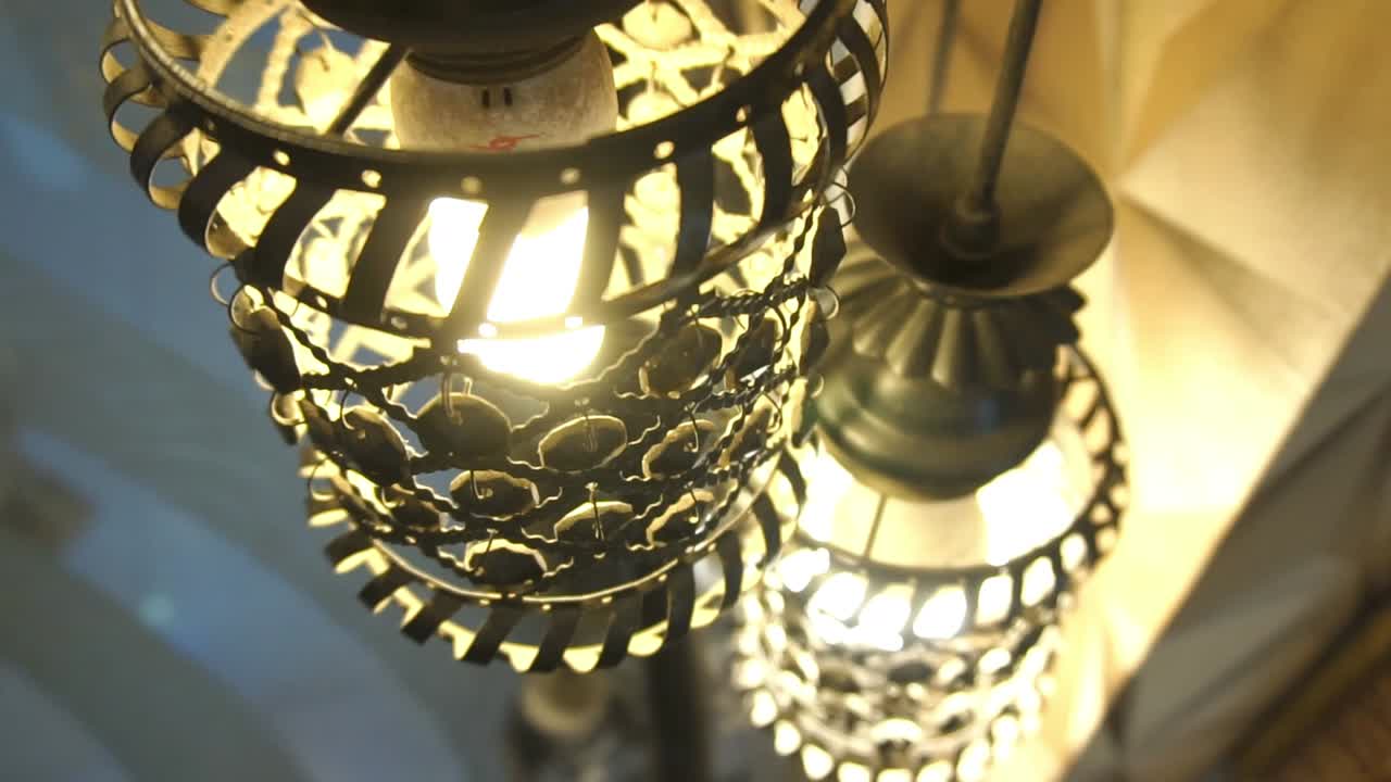 두 개의 불타는 실린더 모양의 조명 램프