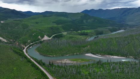 北叉平頭河 (north fork flathead river) 穿過密集的河邊森林,靠近美國蒙大拿州的冰川國家公園