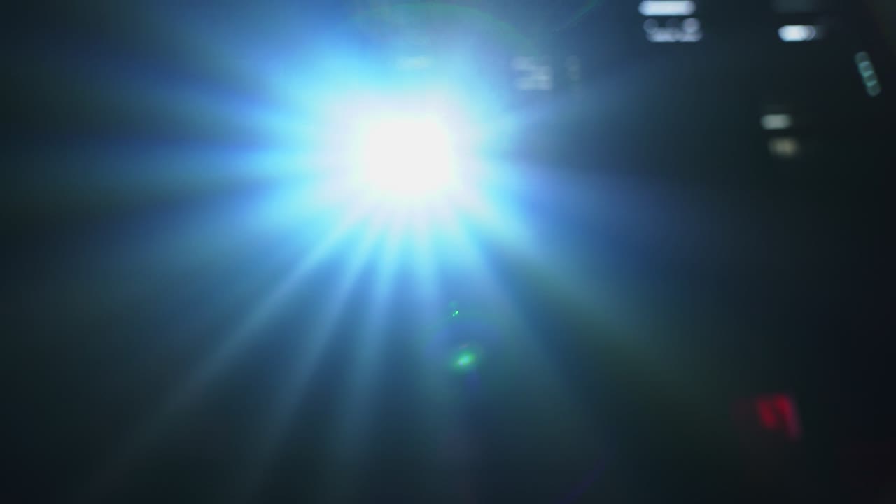 la mano extendiéndose para cubrir la luz del punto brillante