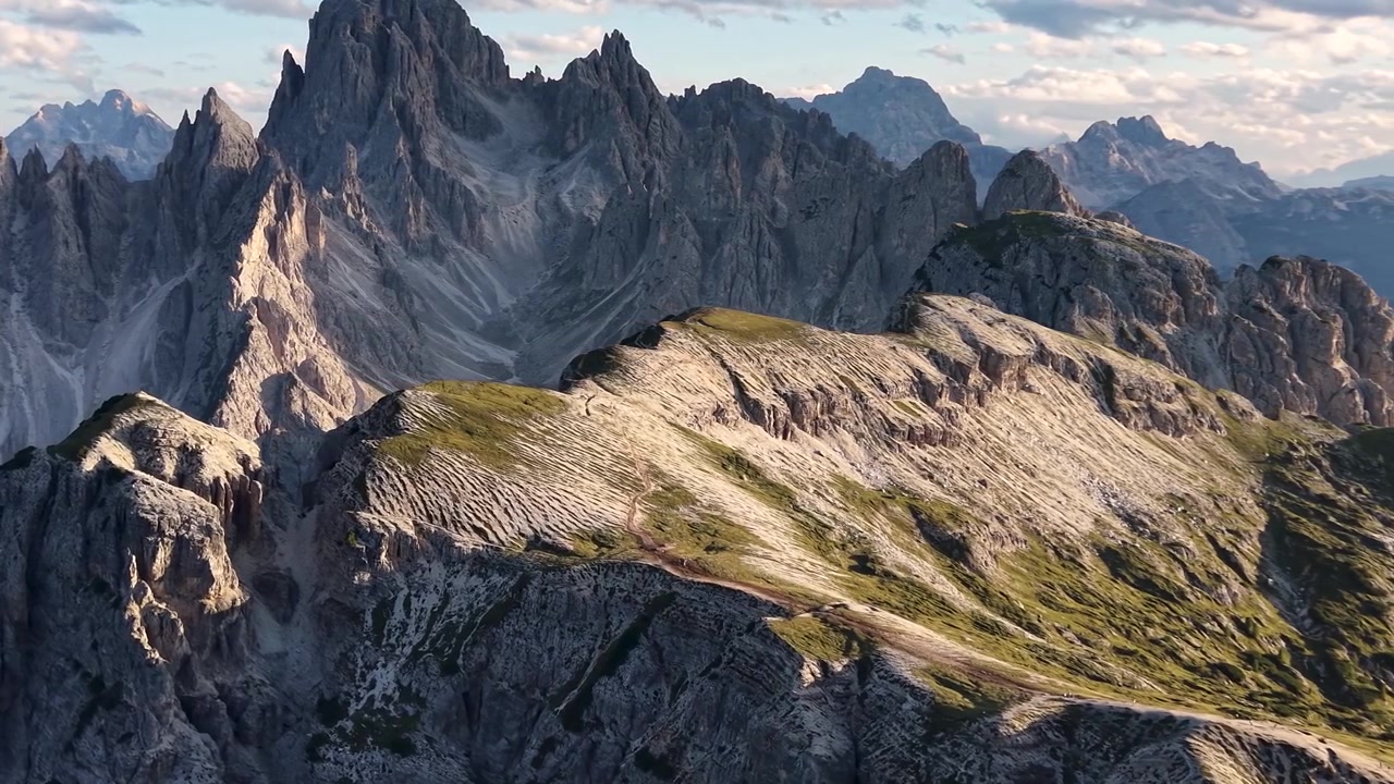 Vista drone dei Cadini di Misurina illuminati dalla calda luce dell'ora d'oro vicino alle Tre Cime di Lavaredo nelle Dolomiti, Italia.