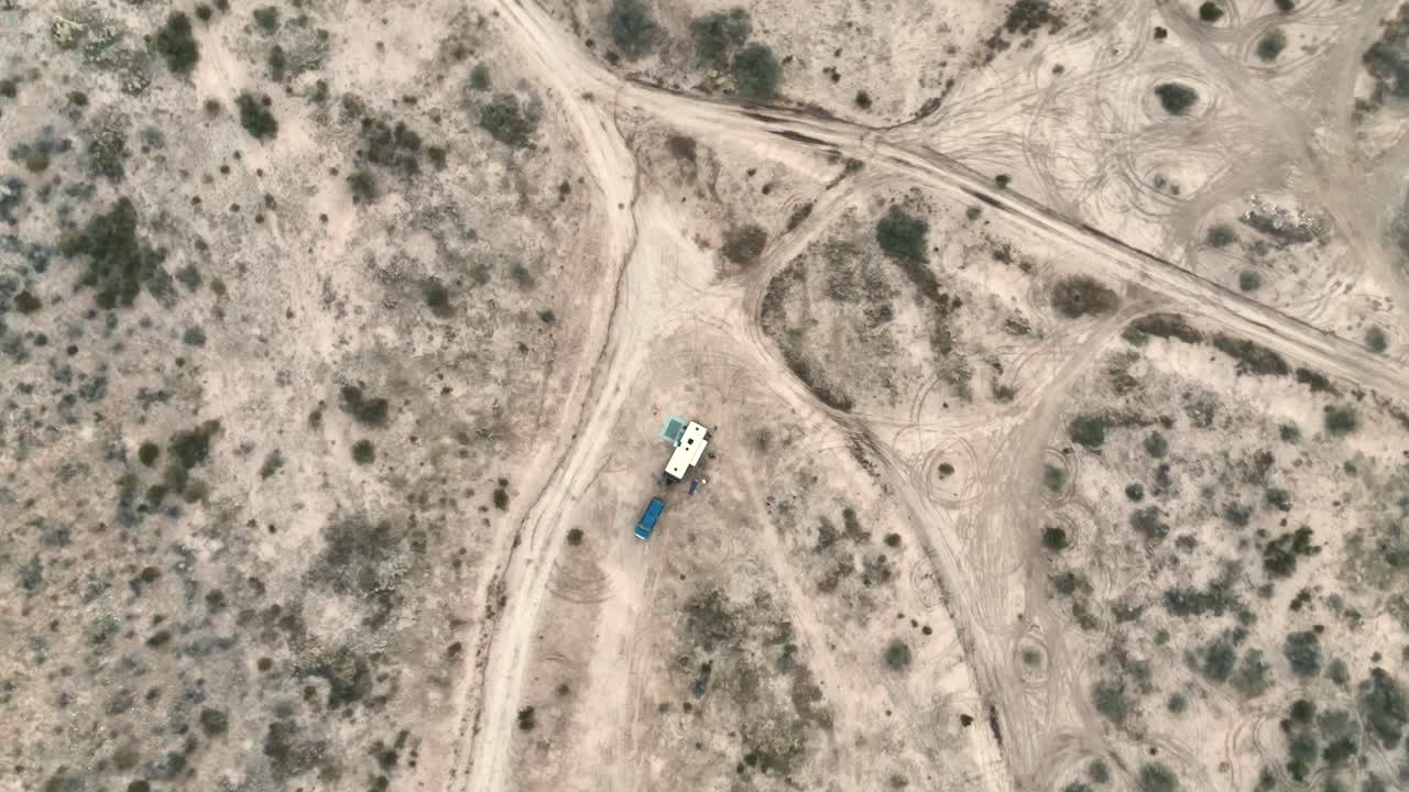 descendiendo sobre la furgoneta en el desierto estéril de la naturaleza en utah, estados unidos