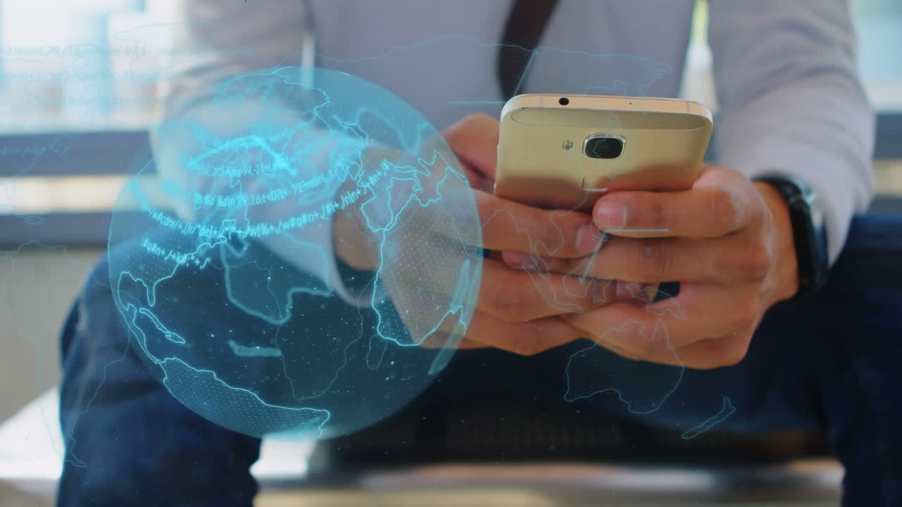 animación del globo girando sobre un hombre de negocios caucásico usando un teléfono inteligente