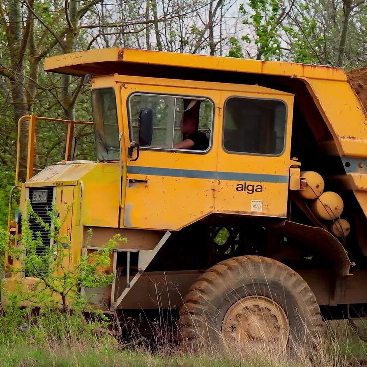 Grande camion da miniera giallo
