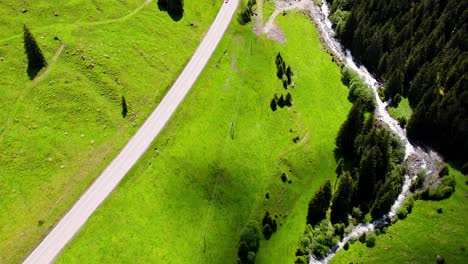 La-Autopista-108-Que-Viaja-Hacia-Y-Desde-Bet-Alm-En-Mittersill-Austria