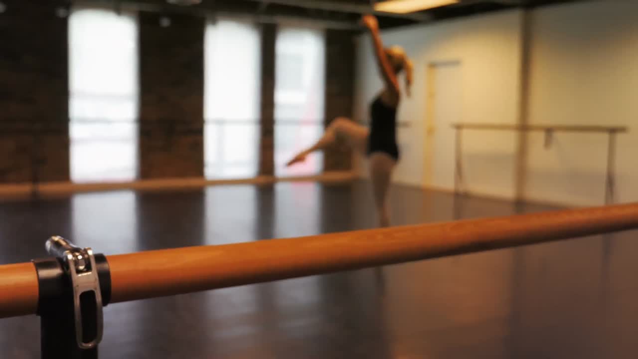 una bailarina practicando un baile de ballet