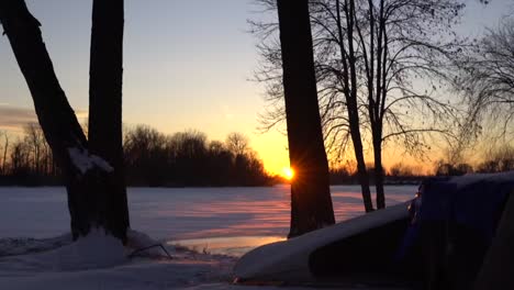 Sonnenuntergang-über-Dem-Zugefrorenen-Fluss-In-Oconto,-Wisconsin