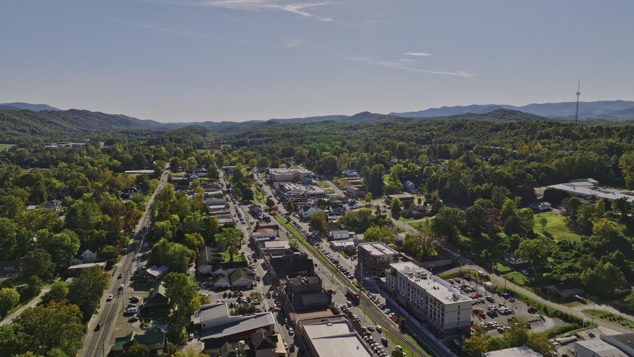 blue ridge georgia aerial v6 cinematográfico sobrevuelo inverso centro de la ciudad capturando encantadoras vistas de las calles y hermosos paisajes montañosos desde arriba en un día soleado - filmado con mavic 3 cine - octubre 2022