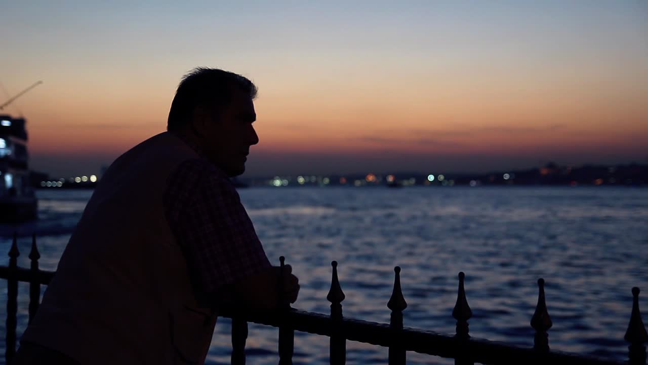 Sagoma di Uomo Solo al Pomeriggio con Vista Mare