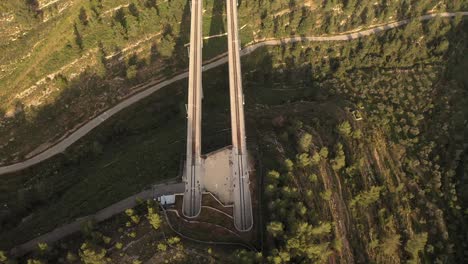 vista aérea del puente ferroviario sobre las montañas